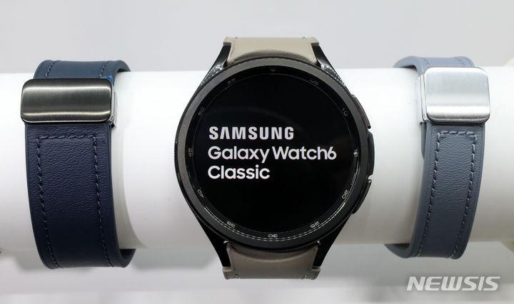 [서울=뉴시스] 김선웅 기자 = 26일 서울 강남구 코엑스에서 열린 갤럭시 언팩 2023 제품 체험 장소에 갤럭시 워치6가 전시돼있다. 2023.07.26. mangusta@newsis.com