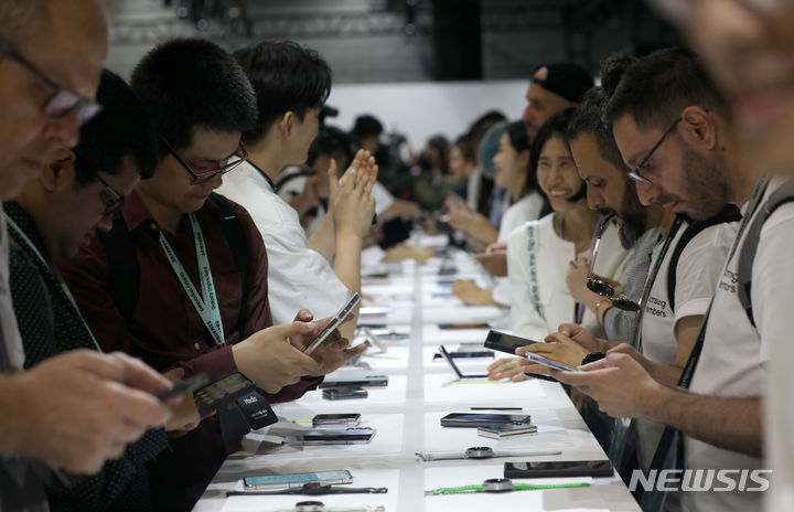 [서울=뉴시스] 김선웅 기자 = 26일 서울 강남구 코엑스에서 열린 갤럭시 언팩 2023에서 행사 참석자들이 갤럭시 Z 플립5, Z 폴드5, 갤럭시 워치6, 갤럭시 탭 S9 등 공개된 제품을 체험하고 있다. 2023.07.26. mangusta@newsis.com