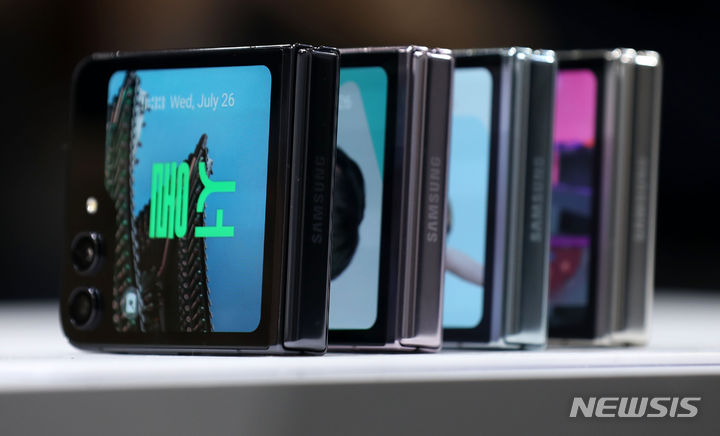 [서울=뉴시스] 김선웅 기자 = 26일 서울 강남구 코엑스에서 열린 갤럭시 언팩 2023에서 행사 참석자들이 갤럭시 Z 플립5, Z 폴드5, 갤럭시 워치6, 갤럭시 탭 S9 등 공개된 제품을 체험하고 있다. 2023.07.26. mangusta@newsis.com