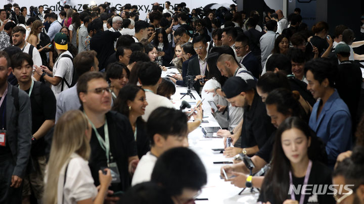 [서울=뉴시스] 김선웅 기자 = 26일 서울 강남구 코엑스에서 열린 갤럭시 언팩 2023에서 행사 참석자들이 갤럭시 Z 플립5, Z 폴드5, 갤럭시 워치6, 갤럭시 탭 S9 등 공개된 제품을 체험하고 있다. 2023.07.26. mangusta@newsis.com