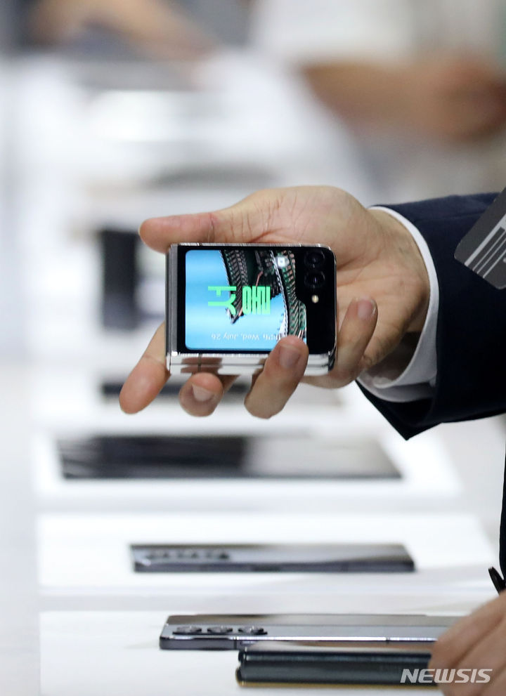 [서울=뉴시스] 김선웅 기자 = 26일 서울 강남구 코엑스에서 열린 갤럭시 언팩 2023에서 행사 참석자들이 갤럭시 Z 플립5, Z 폴드5, 갤럭시 워치6, 갤럭시 탭 S9 등 공개된 제품을 체험하고 있다. 2023.07.26. mangusta@newsis.com