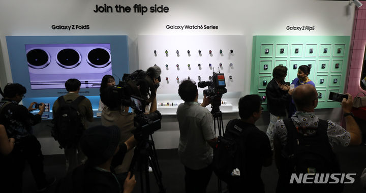 [서울=뉴시스] 김선웅 기자 = 26일 서울 강남구 코엑스에서 열린 갤럭시 언팩 2023에서 행사 참석자들이 갤럭시 Z 플립5, Z 폴드5, 갤럭시 워치6, 갤럭시 탭 S9 등 공개된 제품을 체험하고 있다. 2023.07.26. mangusta@newsis.com