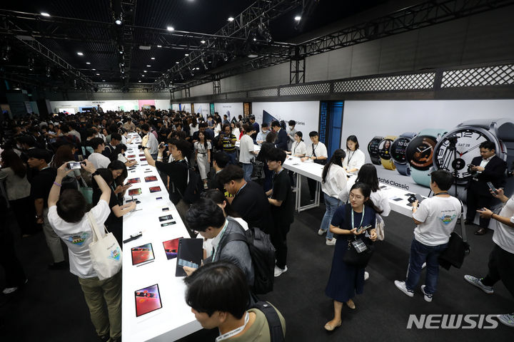 [서울=뉴시스] 김선웅 기자 = 26일 서울 강남구 코엑스에서 열린 갤럭시 언팩 2023에서 행사 참석자들이 갤럭시 Z 플립5, Z 폴드5, 갤럭시 워치6, 갤럭시 탭 S9 등 공개된 제품을 체험하고 있다. 2023.07.26. mangusta@newsis.com