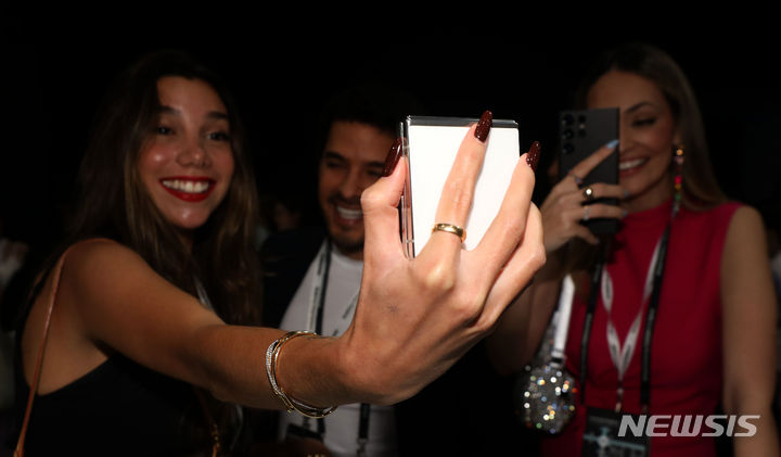 [서울=뉴시스] 김선웅 기자 = 26일 서울 강남구 코엑스에서 열린 갤럭시 언팩 2023에서 행사 참석자들이 갤럭시 Z 플립5, Z 폴드5, 갤럭시 워치6, 갤럭시 탭 S9 등 공개된 제품을 체험하고 있다. 2023.07.26. mangusta@newsis.com