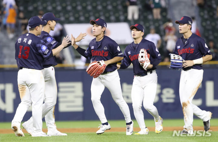 [서울=뉴시스] 조수정 기자 = 26일 서울 잠실야구장에서 열린 2023 프로야구 KBO리그 롯데 자이언츠 대 두산 베어스 경기, 7대 2로 승리하며 두산의 12연승을 저지한 롯데 선수들이 기쁨을 나누고 있다. 2023.07.26. chocrystal@newsis.com