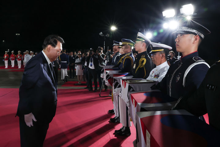 [성남=뉴시스] 윤석열 대통령이 26일 경기도 성남 서울공항에서 열린 국군 전사자 유해 봉환 행사에서 국군 전사자에 묵념하고 있다. (사진=대통령실 제공) 2023.07.26. photo@newsis.com *재판매 및 DB 금지