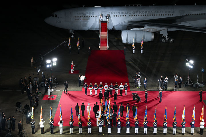 [성남=뉴시스] 윤석열 대통령이 26일 경기도 성남 서울공항에서 열린 국군 전사자 유해 봉환 행사에서 유가족의 편지 낭독을 듣고 있다. (사진=대통령실 제공) 2023.07.26. photo@newsis.com *재판매 및 DB 금지