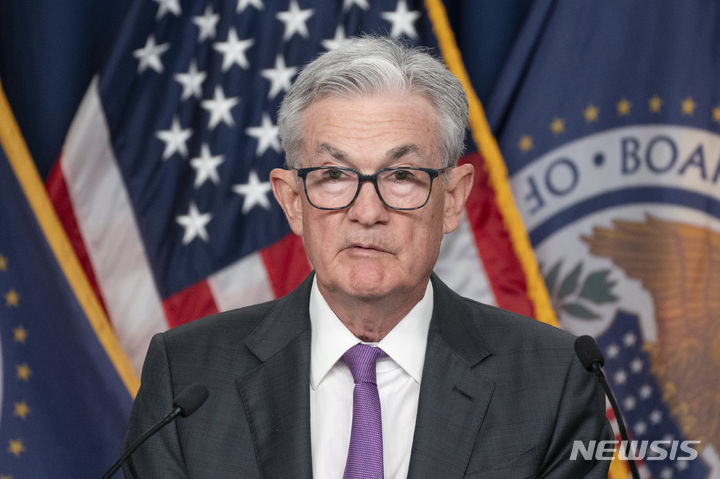 [워싱턴=AP/뉴시스] 제롬 파월 미국 연방준비제도(연준) 의장이 26일(현지시간) 연방공개시장위원회(FOMC) 정례회의 후 기자회견하고 있다. 2023.07.27.
