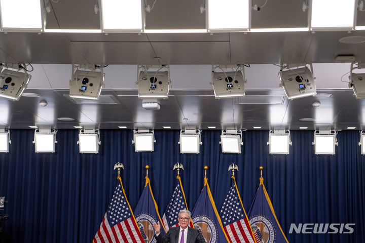 [워싱턴=AP/뉴시스] 제롬 파월 미국 연방준비제도(연준) 의장이 26일(현지시간) 연방공개시장위원회(FOMC) 정례회의 후 기자회견하고 있다. 2023.07.27.