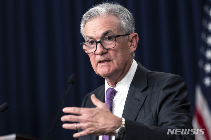 [워싱턴=AP/뉴시스] 제롬 파월 미국 연방준비제도(연준) 의장이 26일(현지시간) 연방공개시장위원회(FOMC) 정례회의 후 기자회견하고 있다. 2023.07.27.