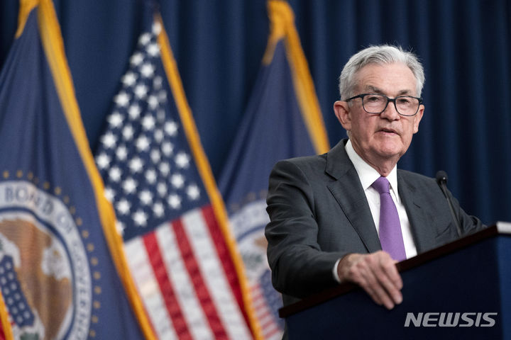 [워싱턴=AP/뉴시스] 제롬 파월 미국 연방준비제도(연준) 의장이 26일(현지시간) 연방공개시장위원회(FOMC) 정례회의 후 기자회견하고 있다. 2023.07.27.