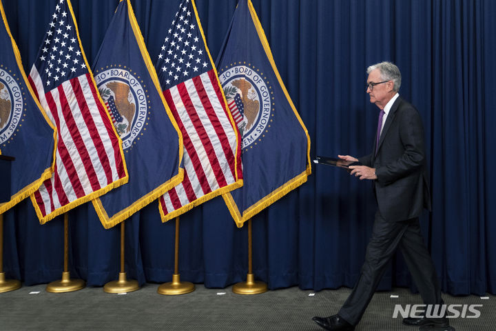 [워싱턴=AP/뉴시스] 제롬 파월 미국 연방준비제도(연준) 의장이 26일(현지시간) 연방공개시장위원회(FOMC) 정례회의 후 기자회견장으로 들어서고 있다. 2023.07.27.