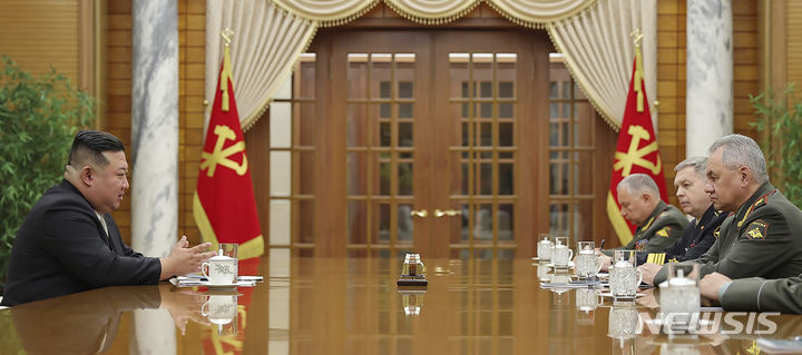 [평양=AP/뉴시스] 북한 조선중앙통신이 27일 제공한 사진에 김정은(왼쪽) 북한 국무위원장이 26일 당중앙위원회 본부 청사에서 세르게이 쇼이구 러시아 국방장관이 이끄는 군사대표단과 회담하고 있다. 쇼이구 장관은 북한의 '조국해방전쟁' 승리 70주년을 축하하기 위해 평양을 방문했다. 2023.07.27.