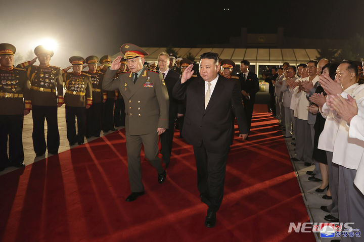 [평양=AP/뉴시스] 북한 조선중앙통신이 27일 제공한 사진에 김정은(오른쪽) 북한 국무위원장이 26일 세르게이 쇼이구 러시아 국방장관과 함께 평양에서 열리고 있는 '무장장비전시회 2023'을 방문해 인사하고 있다. 쇼이구 장관은 북한의 '조국해방전쟁' 승리 70주년을 축하하기 위해 평양을 방문 중이다. 2023.07.27.