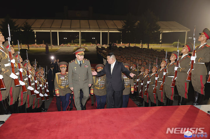 [평양=AP/뉴시스] 북한 조선중앙통신이 27일 제공한 사진에 김정은(오른쪽) 북한 국무위원장이 26일 세르게이 쇼이구 러시아 국방장관과 함께 평양에서 열리고 있는 '무장장비전시회 2023'을 방문하고 있다. 쇼이구 장관은 북한의 '조국해방전쟁' 승리 70주년을 축하하기 위해 평양을 방문 중이다. 2023.07.27.