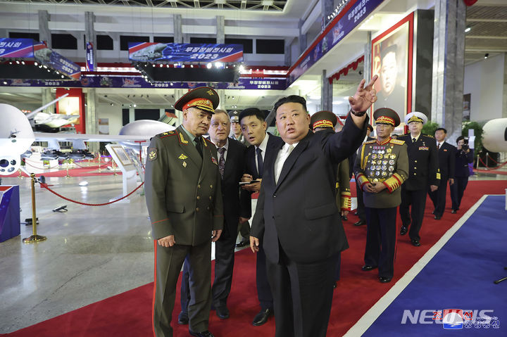 [평양=AP/뉴시스] 북한 조선중앙통신이 27일 제공한 사진에 김정은(오른쪽) 북한 국무위원장이 26일 세르게이 쇼이구 러시아 국방장관과 함께 평양에서 열리고 있는 '무장장비전시회 2023'을 둘러보고 있다. 쇼이구 장관은 북한의 '조국해방전쟁' 승리 70주년을 축하하기 위해 평양을 방문 중이다. 2023.07.27.