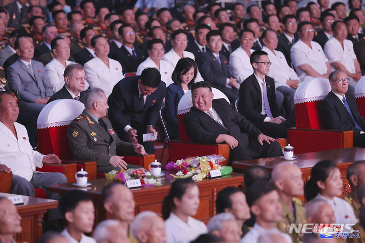 [평양=AP/뉴시스] 북한 조선중앙통신이 제공한 사진에 김정은(가운데) 북한 국무위원장이 세르게이 쇼이구(왼쪽 두번째) 러시아 국방장관, 리훙중 중국 전국인민대표대회 상무위원회 부위원장 등과 27일 평양에서 열린 조국해방전쟁 승리 70주년 기념 공연을 관람하고 있다. 북한은 1953년 7월 27일 한국 전쟁 휴전 협정이 이루어진 날을 조국해방전쟁 승리기념일로 지정해 기념하고 있다. 2023.07.27.