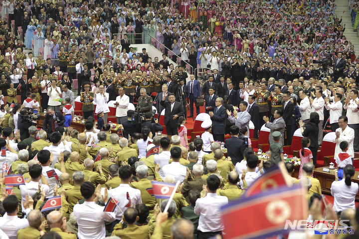 [평양=AP/뉴시스] 북한 조선중앙통신이 제공한 사진에 김정은 북한 국무위원장이 27일 평양에서 열린 조국해방전쟁 승리 70주년 기념 공연에 참석하고 있다. 북한은 1953년 7월 27일 한국 전쟁 휴전 협정이 이루어진 날을 조국해방전쟁 승리기념일로 지정해 기념하고 있다. 2023.07.27.
