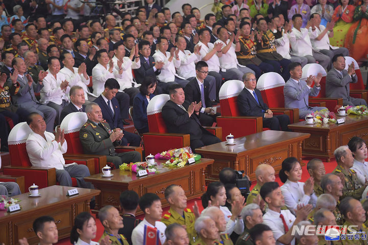 [평양=AP/뉴시스] 북한 조선중앙통신이 제공한 사진에 김정은 북한 국무위원장이 세르게이 쇼이구 러시아 국방장관, 리훙중 중국 전국인민대표대회 상무위원회 부위원장 등과 27일 평양에서 열린 조국해방전쟁 승리 70주년 기념 공연을 관람하고 있다. 북한은 1953년 7월 27일 한국 전쟁 휴전 협정이 이루어진 날을 조국해방전쟁 승리기념일로 지정해 기념하고 있다. 2023.07.27.