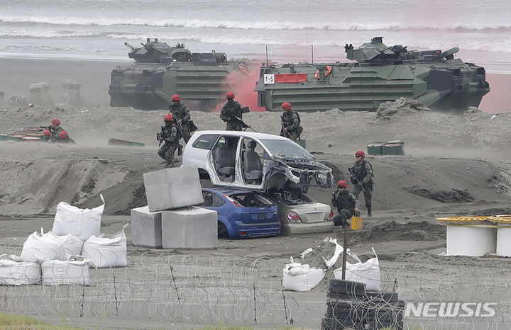 [신타이베이=AP/뉴시스]  미군이 800명 규모로 편성되는 대만 육군의 대대 훈련을 오는 2025년까지 자국 기지에서 진행할 예정이라고 일본 요미우리 신문이  16일 보도했다. 사진은 지난 7월27일 대만 북부 신타이페이시 해안 인근에서 대만 군인들이 연례 한광훈련의 일환으로 적의 해상강습 대응훈련을 하는 모습. 2023.09.16. 