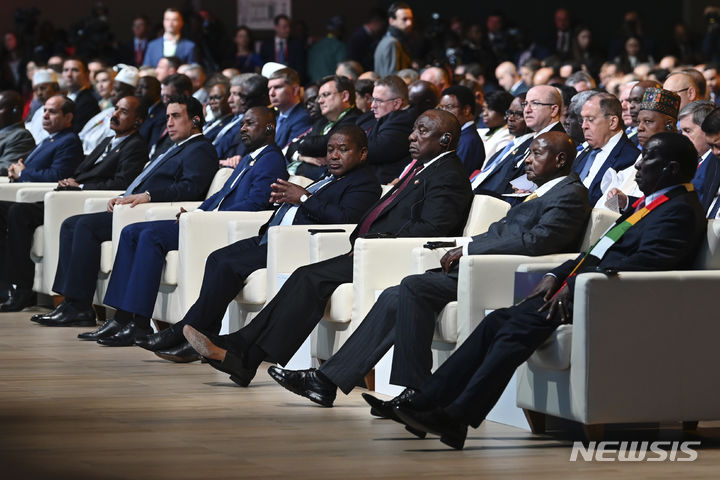 [AP/뉴시스] 27일 상트페테르부르크 러시아-아프리카 정상회의 첫날 총회인 '경제 인도주의 포럼'에 49개국 대표들 앉아 단상의 푸틴 대통령 연설을 듣고 있다. 2023. 07. 27.&nbsp; 