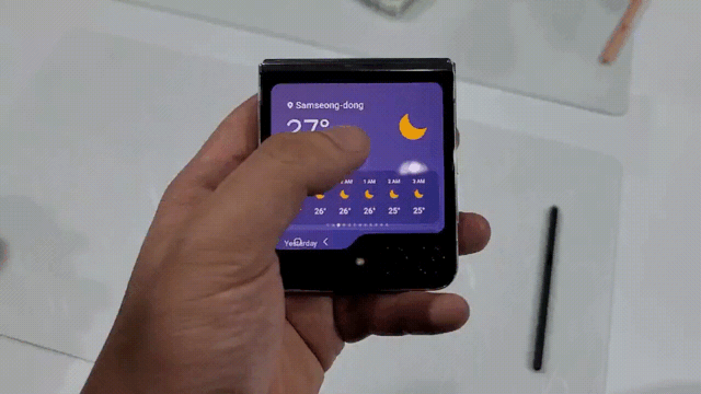 [서울=뉴시스]갤럭시 Z 폴드의 '플렉스 윈도우'를 이용하는 모습. (사진=윤현성 기자) *재판매 및 DB 금지 *재판매 및 DB 금지