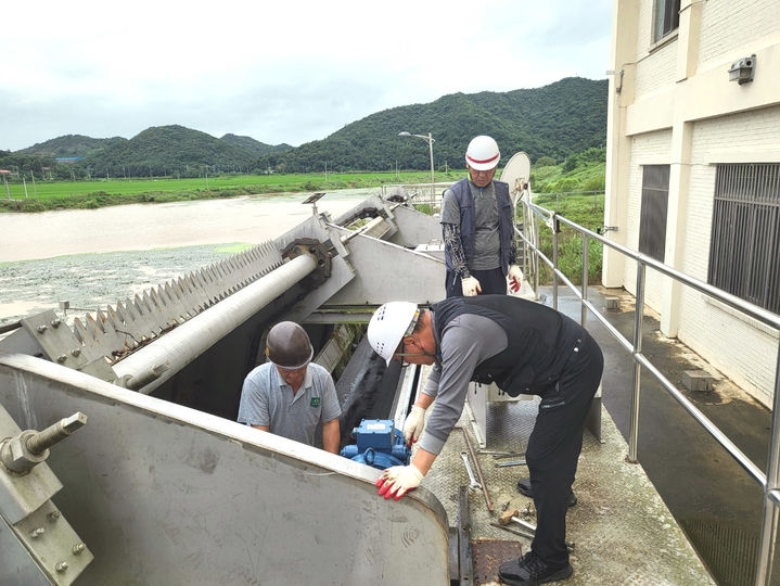 [나주=뉴시스] 농어촌공사 전남지역본부 직원들이 태풍 북상에 대비해 나주 신흥배수장을 정밀 점검하고 있다. (사진=농어촌공사 제공) 2023.07.27. photo@newsis.com *재판매 및 DB 금지