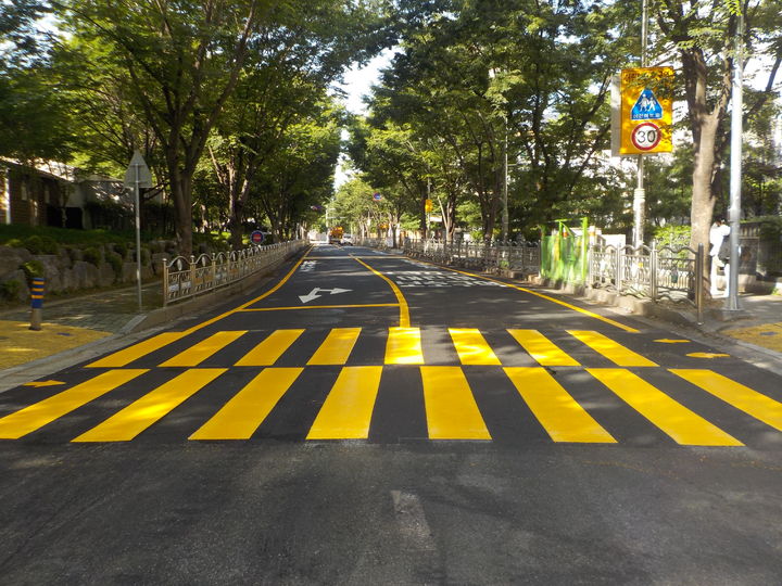 물금유치원 앞에 설치한 노란색 횡단보도. (사진=양산경찰서 제공) *재판매 및 DB 금지