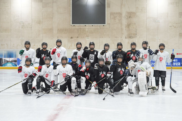 [울산=뉴시스] 울산과학대 아이스링크장에서 전지훈련 중인 서울 경성중학교 하키부 (울산과학대 제공) *재판매 및 DB 금지