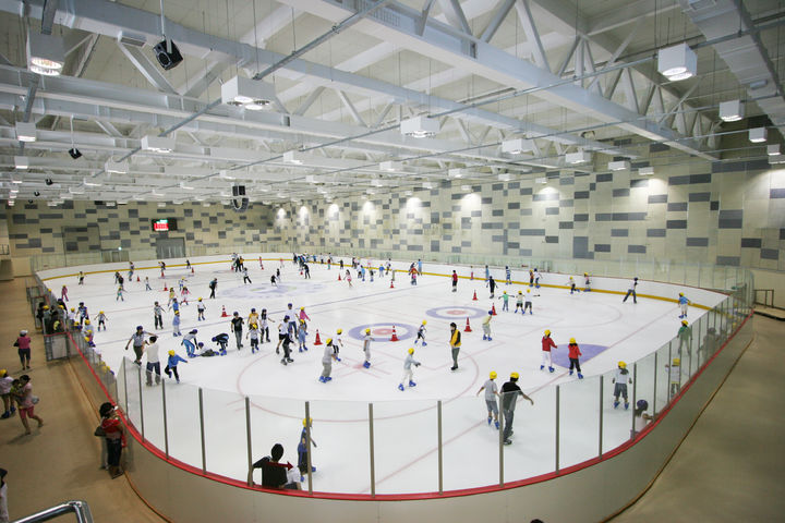 [울산=뉴시스] 울산과학대 아이스링크 장을 찾은 시민들 (울산과학대 제공) *재판매 및 DB 금지