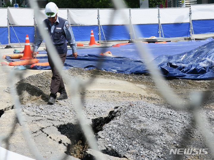 [인천=뉴시스] 김동영 기자 = 27일 인천 송도국제도시 모 오피스텔 공사현장 앞 도로가 침하돼 있다. 이 도로에서는 지난 13일  폭 20m, 길이 45m 규모로 침하 현상이 발생했다. 이 사고로 인명피해나 재산 피해는 발생하지 않았다. 연수구와 해당 건설사 측은 유관기관과 복구 계획 협의를 진행하고 있다. 2023.7.27. dy0121@newsis.com