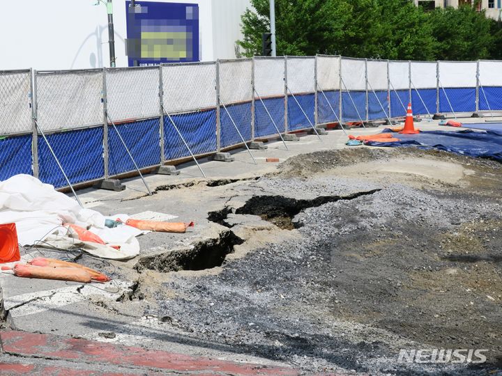 [인천=뉴시스] 김동영 기자 = 27일 인천 송도국제도시 모 오피스텔 공사현장 앞 도로가 침하돼 있다. 이 도로에서는 지난 13일  폭 20m, 길이 45m 규모로 침하 현상이 발생했다. 이 사고로 인명피해나 재산 피해는 발생하지 않았다. 연수구와 해당 건설사 측은 유관기관과 복구 계획 협의를 진행하고 있다. 2023.7.27. dy0121@newsis.com