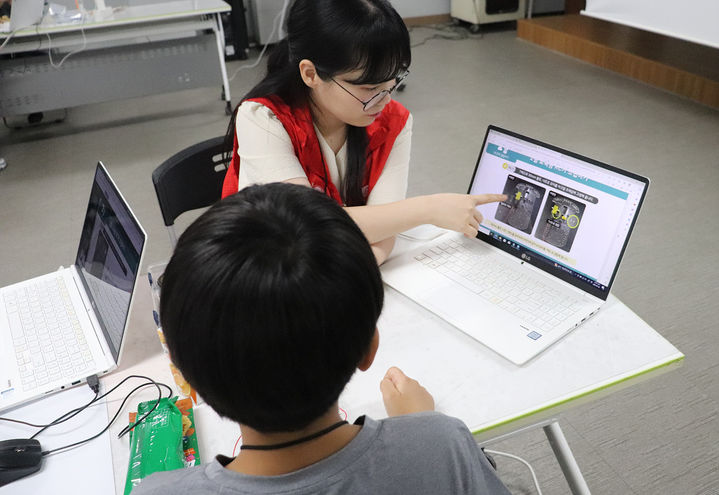 롯데정보통신이 서울 금천구 소재 청담종합사회복지관에서 취약계층 어린이들과 코딩 실습을 통한 자율주행 RC(Radio Control)카 만들기 교육 봉사를 진행했다(사진=롯데정보통신 제공) *재판매 및 DB 금지