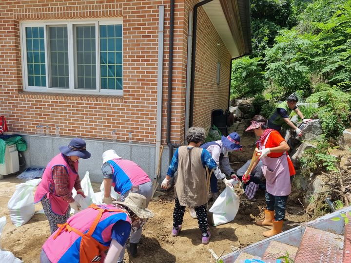 [안동=뉴시스] 한국생활개선 경북도연합회와 경북농업기술원 직원들이 27일 영주시 봉현면 유전1리, 한천리 마을을 찾아 복구활동을 벌이고 있다. (사진=경북도 제공) 2023.07.27 *재판매 및 DB 금지