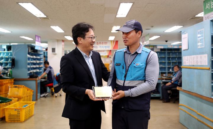 [서울=뉴시스] 우정사업본부가 우편물 배달 중 홀로 집안에서 탈진해 쓰러져 있던 80대 독거노인을 구조한 대전둔산우체국 소속 김경태 집배원의 선행유공을 포상하고 격려했다. (사진=우정사업본부 제공) *재판매 및 DB 금지