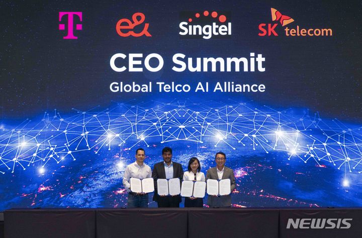 [서울=뉴시스]SK텔레콤은 27일 서울 워커힐에서 최태원 회장과 SKT 유영상 사장을 비롯해 유럽, 중동, 아시아의 대표 글로벌 통신사 주요 경영진들이 참석하는 ‘글로벌 텔코 AI 얼라이언스 CEO 서밋을 개최했다. 사진은 도이치텔레콤의 조나단 에이브러햄슨 프러덕트&디지털 최고 책임자, 이앤라이프(e& life)의 칼리파 알 샴시 CEO, 싱텔의 아나 입 부대표, SK텔레콤 유영상 사장(왼쪽부터). (사진=SK텔레콤 제공)