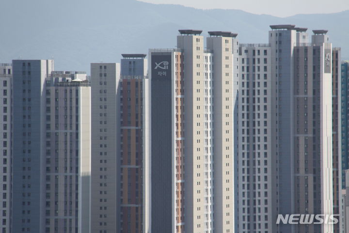 [포항=뉴시스] 안병철 기자 = 경북 포항시 남구 대잠동 자이아파트가 누수 등 하자 논란이 일면서 주민들이 추가 집단소송을 예고했다. abc1571@newsis.com
