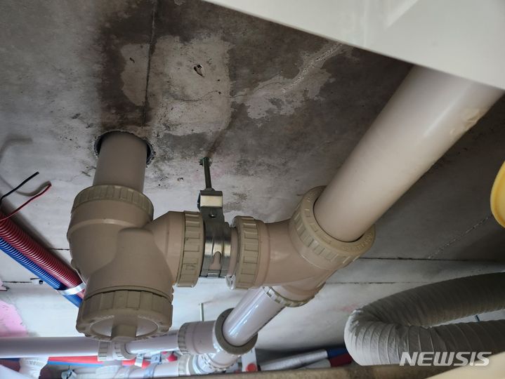 [포항=뉴시스] 남구 대잠동 자이아파트 화장실 천장에서 누수가 발생했다. 독자 제공