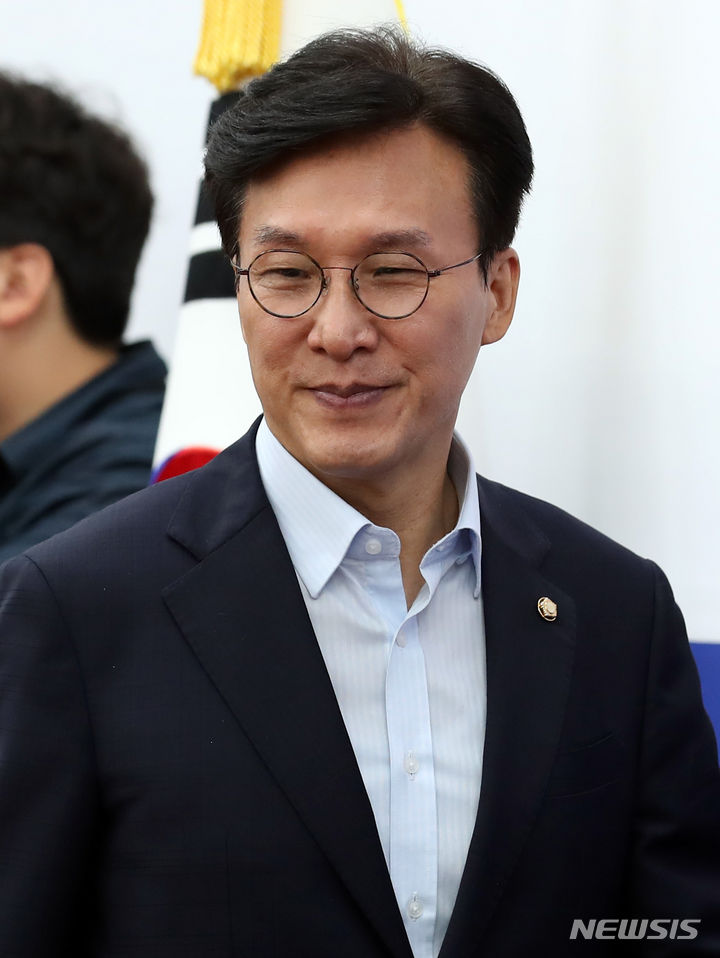 [서울=뉴시스] 이영환 기자 = 김민석 더불어민주당 정책위의장이 27일 오전 서울 여의도 국회에서 열린 정책조정회의에 참석하고 있다. 2023.07.27. 20hwan@newsis.com