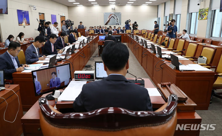 [서울=뉴시스] 이영환 기자 = 장제원 국회 과학기술정보방송통신위원회 위원장이 27일 오전 서울 여의도 국회에서 열린 전체회의를 주재하고 있다. 이날 더불어민주당 의원들은 일방적인 회의 개최를 문제 삼아 불참했다. 2023.07.27. 20hwan@newsis.com