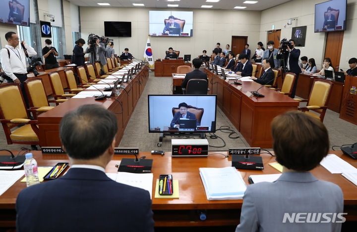 [서울=뉴시스] 이영환 기자 = 장제원 국회 과학기술정보방송통신위원회 위원장이 27일 오전 서울 여의도 국회에서 열린 전체회의를 주재하고 있다. 이날 더불어민주당 의원들은 일방적인 회의 개최를 문제 삼아 불참했다. 2023.07.27. 20hwan@newsis.com