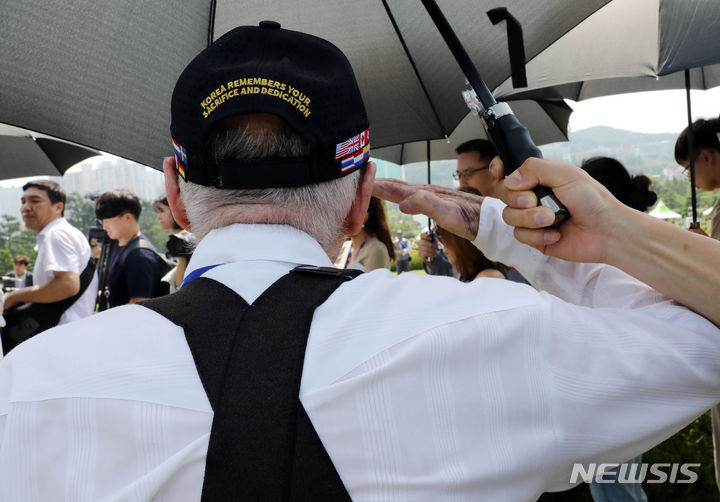가[부산=뉴시스] 하경민 기자 = 6·25전쟁 정전협정 70주년 기념일인 27일 부산 남구 유엔기념공원을 방문한 유엔군 참전용사 전우들의 묘역을 참배하고 있다. 2023.07.27. yulnetphoto@newsis.com