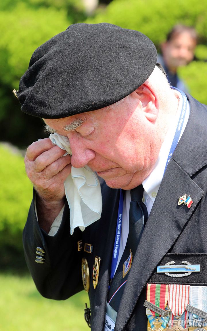 [부산=뉴시스] 하경민 기자 = 6·25전쟁 정전협정 70주년 기념일인 27일 부산 남구 유엔기념공원을 방문한 유엔군 참전용사들이 전우들의 묘역을 참배하며 눈물을 닦고 있다. 2023.07.27. yulnetphoto@newsis.com