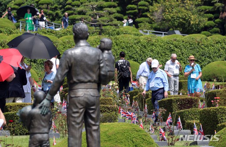 이[부산=뉴시스] 하경민 기자 = 6·25전쟁 정전협정 70주년 기념일인 27일 부산 남구 유엔기념공원을 방문한 유엔군 참전용사와 가족 등 전우들의 묘역을 참배하고 있다. 2023.07.27. yulnetphoto@newsis.com