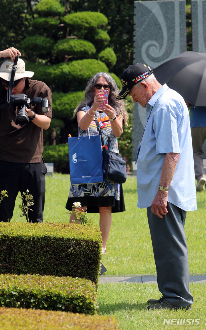가[부산=뉴시스] 하경민 기자 = 6·25전쟁 정전협정 70주년 기념일인 27일 부산 남구 유엔기념공원을 방문한 유엔군 참전용사 전우들의 묘역을 참배하고 있다. 2023.07.27. yulnetphoto@newsis.com