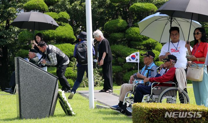 [부산=뉴시스] 하경민 기자 = 6·25전쟁 정전협정 70주년 기념일인 27일 부산 남구 유엔기념공원을 방문한 유엔군 참전용사들이 전우들의 묘역을 참배하고 있다. 2023.07.27. yulnetphoto@newsis.com