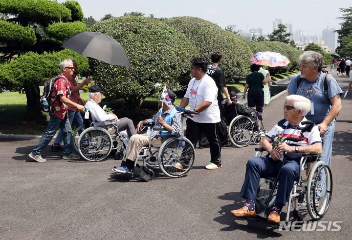 [부산=뉴시스] 하경민 기자 = 6·25전쟁 정전협정 70주년 기념일인 27일 부산 남구 유엔기념공원을 방문한 유엔군 참전용사들이 전우들의 묘역을 참배하고 있다. 2023.07.27. yulnetphoto@newsis.com