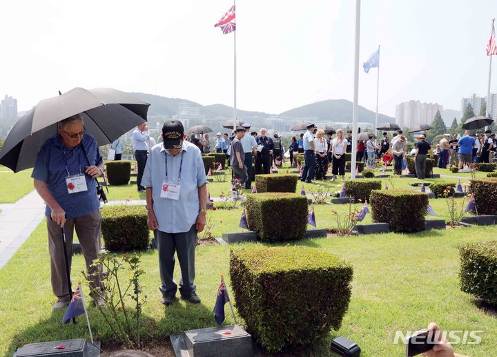 이[부산=뉴시스] 하경민 기자 = 6·25전쟁 정전협정 70주년 기념일인 27일 부산 남구 유엔기념공원을 방문한 유엔군 참전용사와 가족 등 전우들의 묘역을 참배하고 있다. 2023.07.27. yulnetphoto@newsis.com