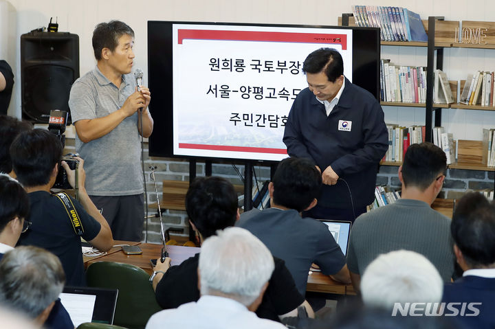 [양평=뉴시스] 최동준 기자 = 원희룡 국토교통부 장관이 27일 경기도 양평 양서면 서울-양평 고속도로 예타노선 종점 인근 한 교회에서 주민들과 간담회를 열고 의견을 듣고 있다. 2023.07.27. photocdj@newsis.com
