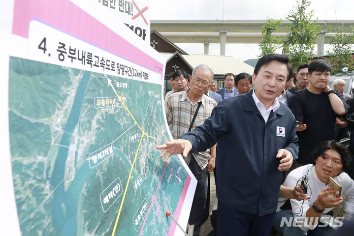 [양평=뉴시스] 최동준 기자 = 원희룡 국토교통부 장관이 27일 경기도 양평 양서면 서울-양평 고속도로 예타노선 종점 인근 한 교회에서 주민들과 간담회를 마치고 고속도로 지형도 설명을 듣고 있다. 2023.07.27. photocdj@newsis.com